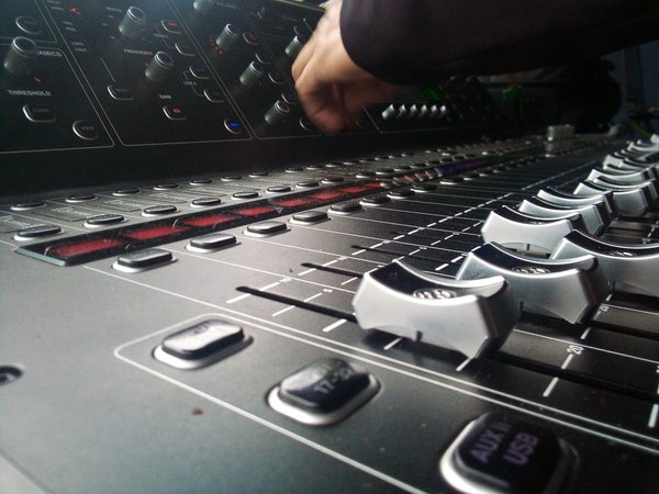 Studio d'enregistrement : l'importance de la table de mixage